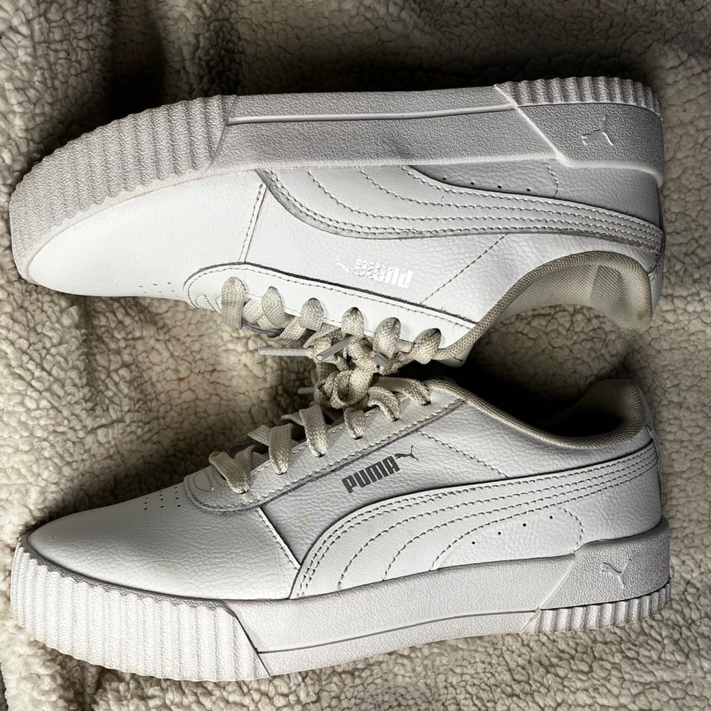 Women’s size 8 Puma Carina Sneakers - Excellent condition!